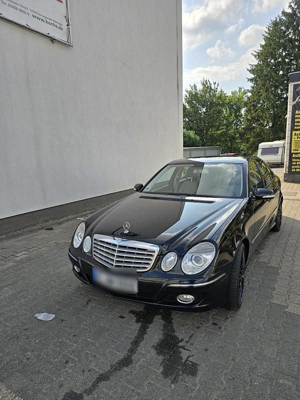 Schwarz Gebraucht 2009 Mercedes E200 Limousine | 7.300 € (Guter Preis) - Bild 1/4