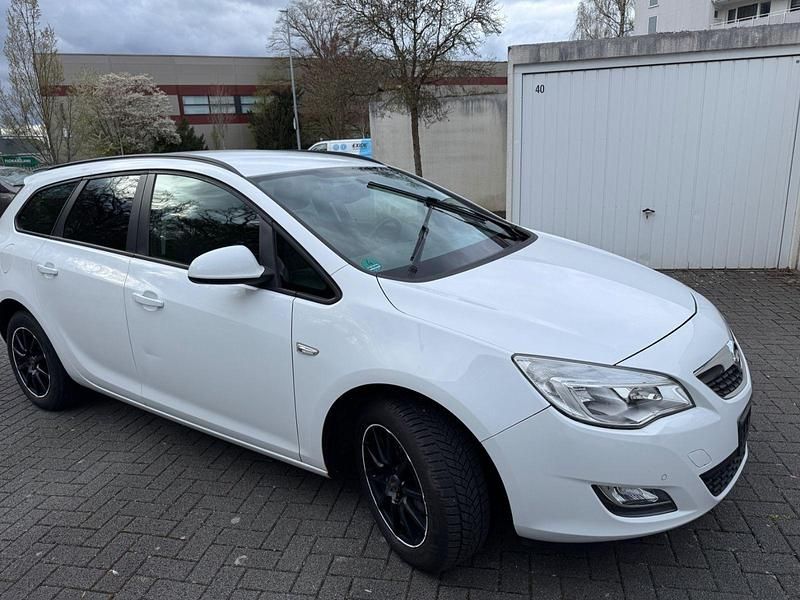 Gebraucht Opel Astra Selection 101 PS (74 kW) 2011 Weiß Kombi
