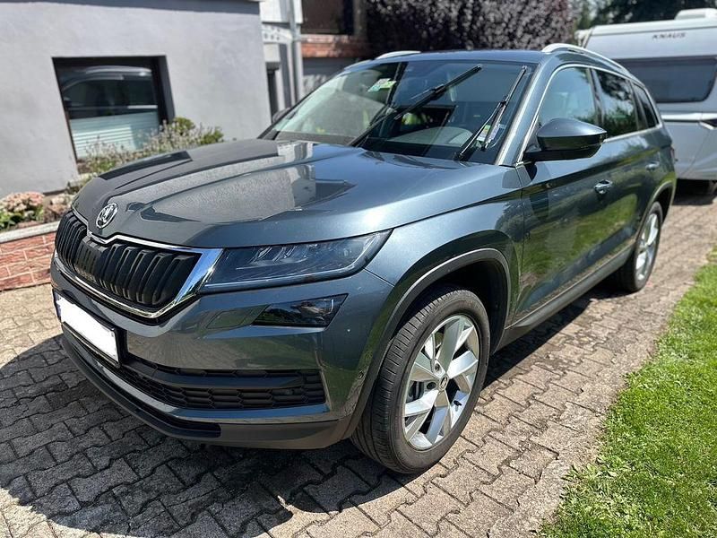 Grau Gebraucht 2017 Skoda Kodiaq Style SUV | 26.888 € (Etwas zu teuer) - Bild 1/4