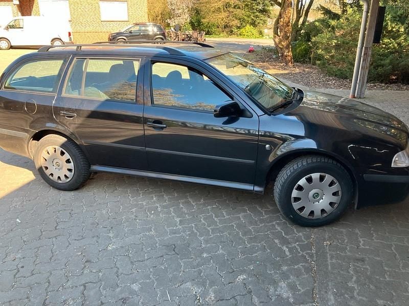 Schwarz Gebraucht 2009 Skoda Octavia Kombi | 2.500 € (Superpreis) - Bild 1/4