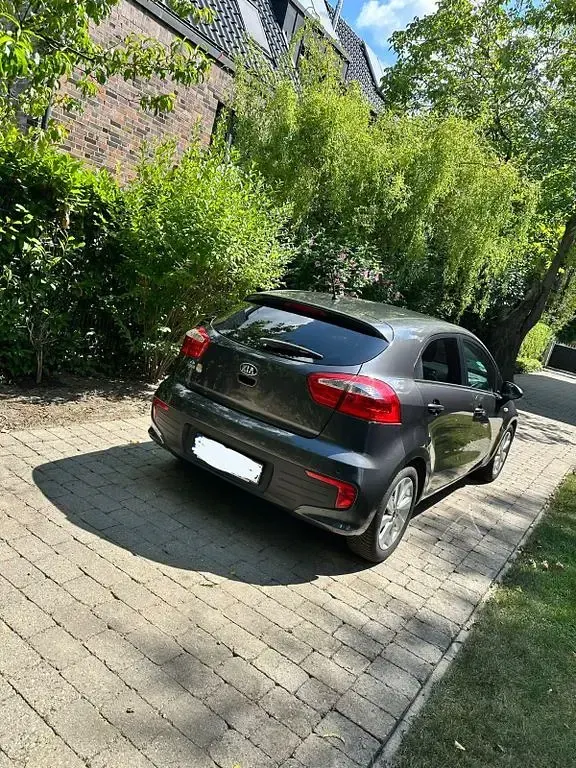 Gebraucht Kia Rio Attract 84 PS (61 kW) 2015 Grau Limousine