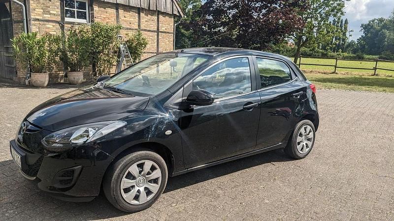 Schwarz Gebraucht 2013 Mazda 2 Edition Limousine | 4.400 € (Guter Preis) - Bild 1/4