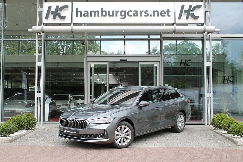 Neu Skoda Superb Selection 150 PS (110 kW) 2026 Grau Kombi