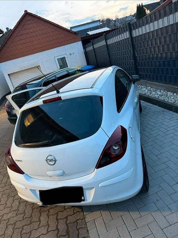 Gebraucht Opel Corsa Color Edition 101 PS (74 kW) 2011 Weiß Kleinwagen