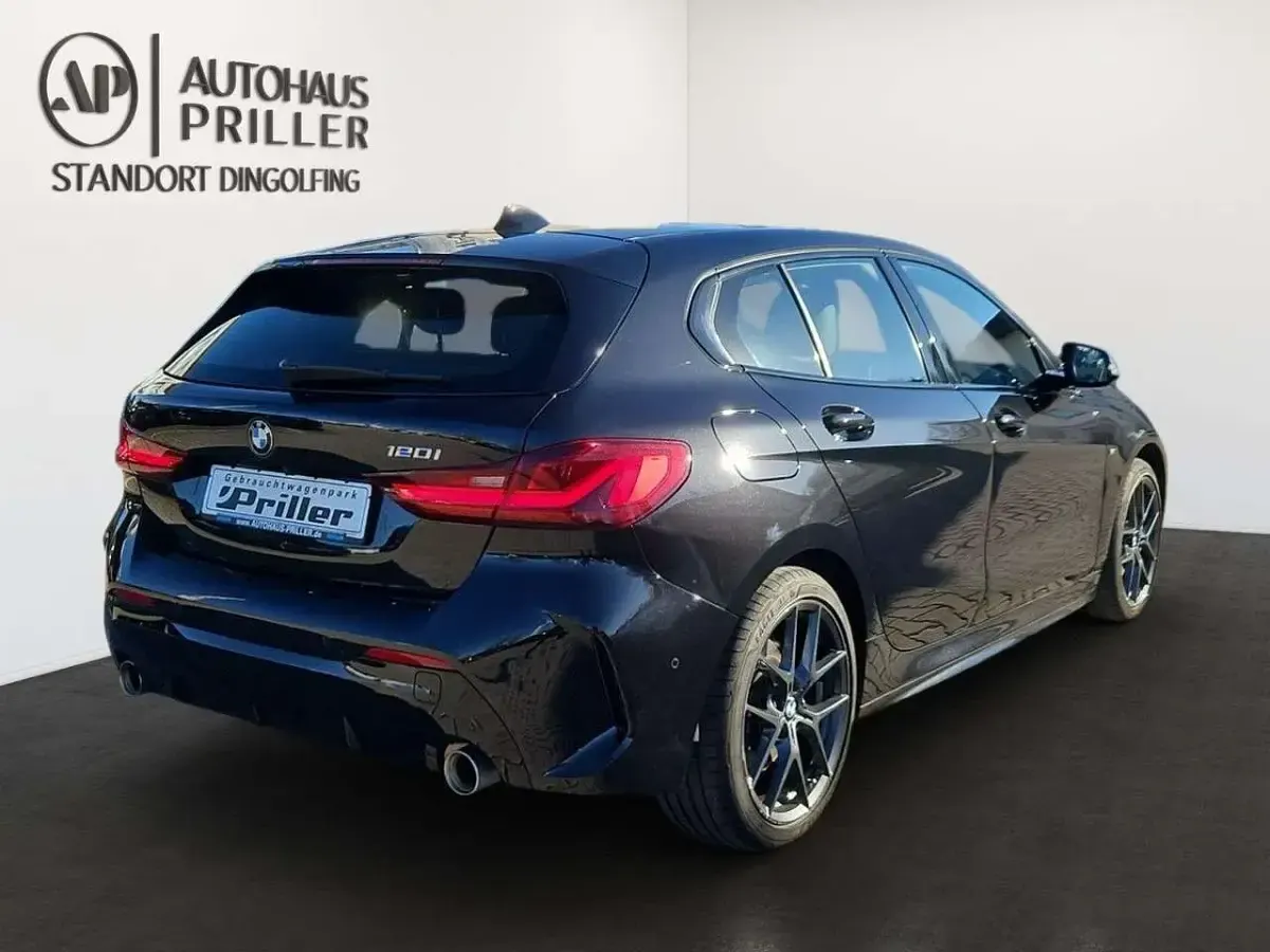 Gebraucht BMW 120 M Sport 178 PS (130 kW) 2021 Saphirschwarz Kleinwagen