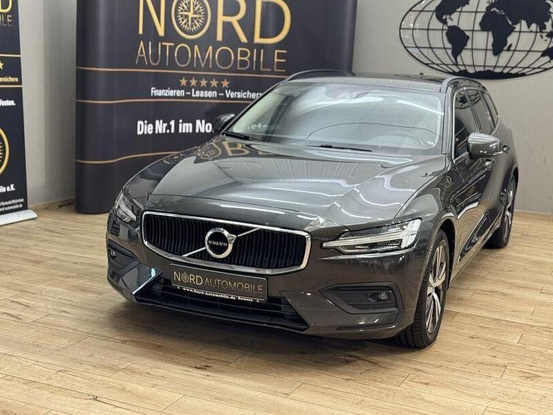 Gebraucht Volvo V60 Momentum 197 PS (144 kW) 2022 Pine grey metallic (metallic) Kombi