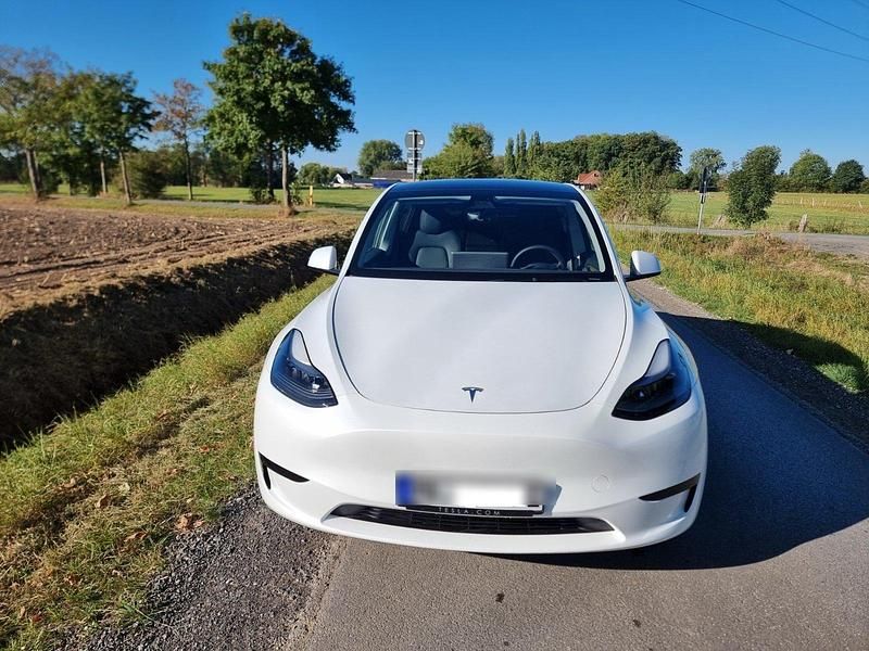 Weiß Gebraucht 2023 Tesla Model Y RWD SUV | 34.000 € (Fairer Preis) - Bild 1/4
