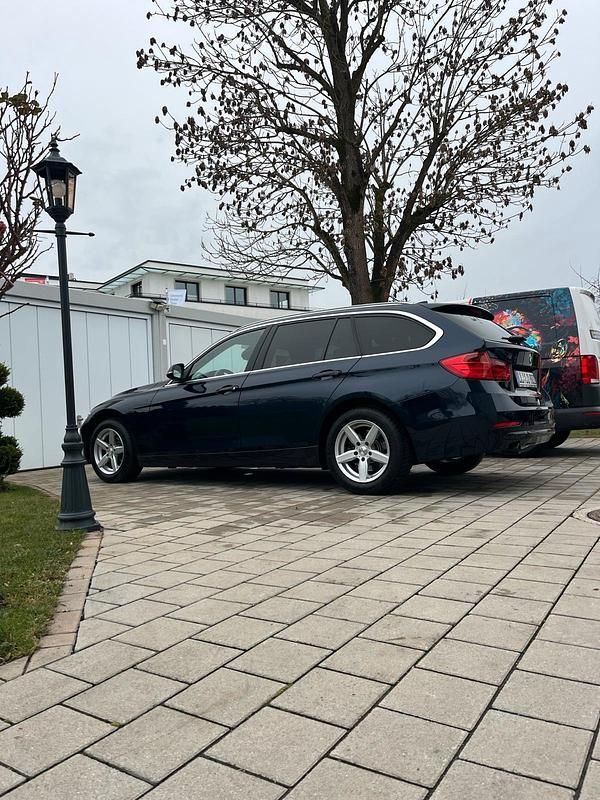 Blau Gebraucht 2014 BMW 318 Luxury Line Kombi | 8.800 € (Guter Preis) - Bild 1/4