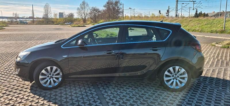 Gebraucht Opel Astra Innovation 140 PS (102 kW) 2012 Schwarz Limousine