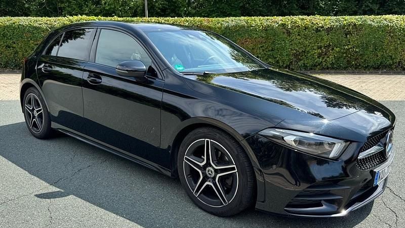 Schwarz Gebraucht 2020 Mercedes A200 AMG line Limousine | 21.500 € (Superpreis) - Bild 1/4