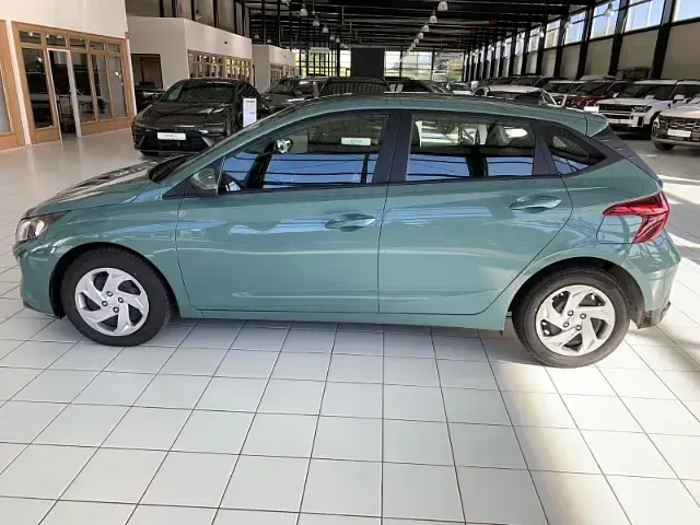 Gebraucht Hyundai i20 Select 101 PS (74 kW) 2025 Gruen Kleinwagen