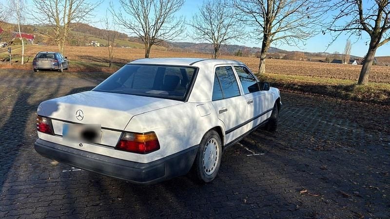 Second-hand Mercedes 200 75 CP (55 kW) 1987 Alb Berlinǎ