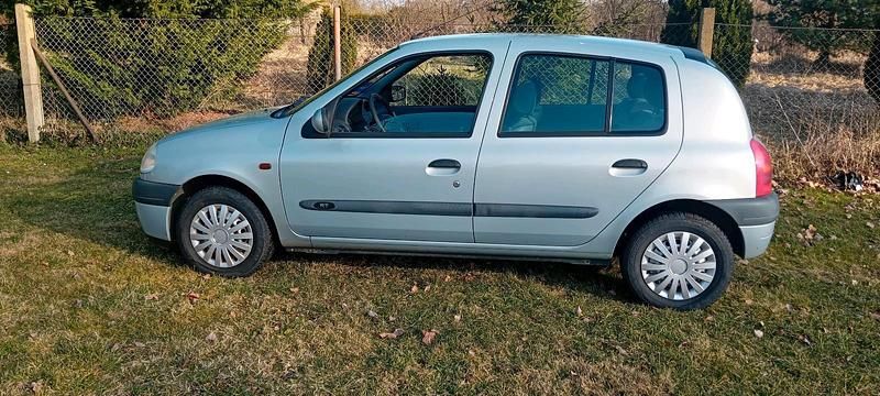 Gebraucht Renault Clio II 58 PS (42 kW) 2001 Silber Kleinwagen