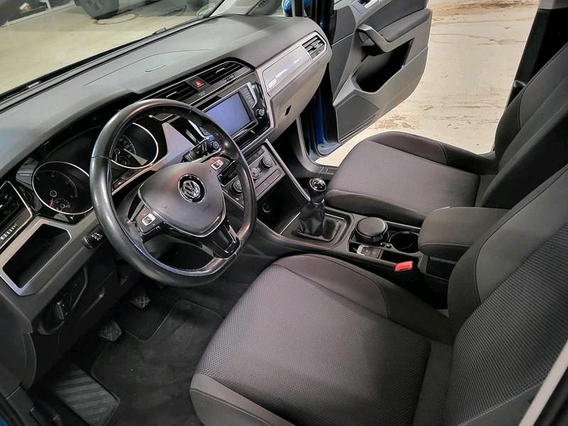 Gebraucht VW Touran Trendline 114 PS (83 kW) 2016 Blau Van / Kleinbus