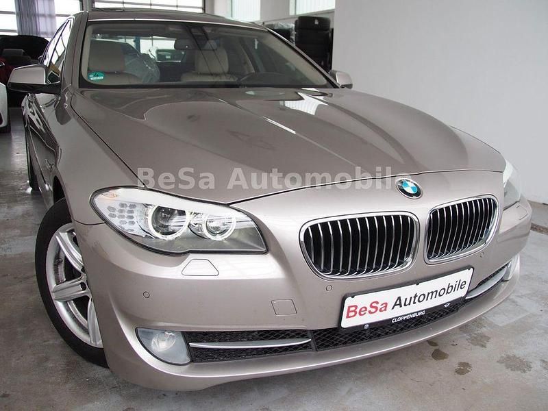Silber Gebraucht 2013 BMW 520 Sport Line Limousine | 10.990 € (Superpreis) - Bild 1/4