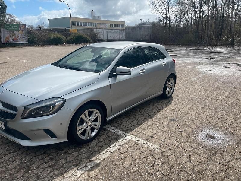 Gebraucht Mercedes A180 122 PS (89 kW) 2016 Silber Limousine
