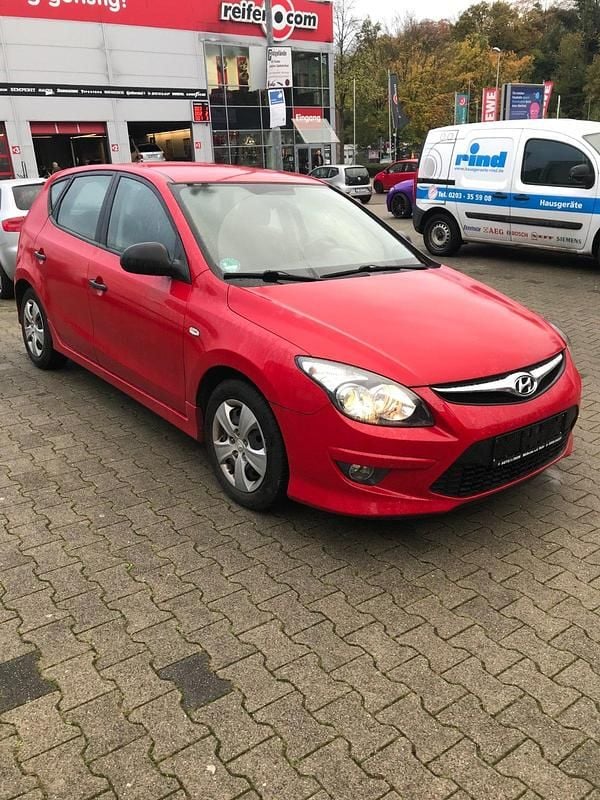 Rot Gebraucht 2011 Hyundai i30 Limousine | 1.990 € (Superpreis) - Bild 1/4