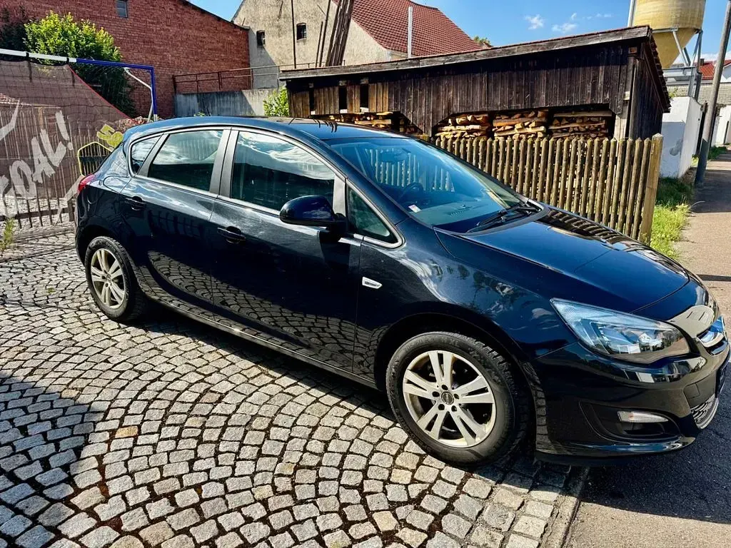 Gebraucht Opel Astra Selection 140 PS (102 kW) 2015 Schwarz Limousine