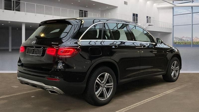 Gebraucht Mercedes GLC300e 211 PS (155 kW) 2022 Schwarz SUV
