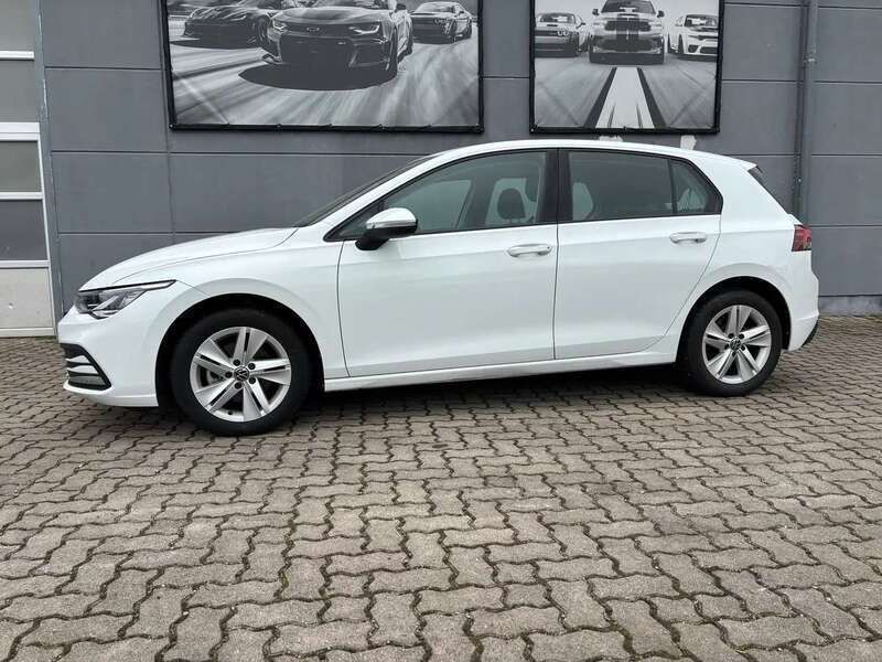 Pure white Gebraucht 2021 VW Golf VIII Life Kleinwagen | 15.989 € (Superpreis) - Bild 1/4