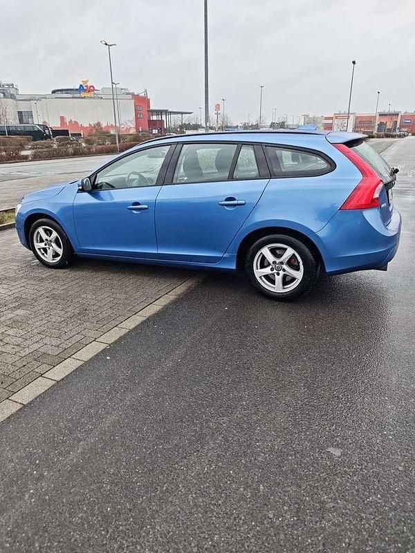 Gebraucht Volvo V60 Kinetic 150 PS (110 kW) 2015 Blau Kombi
