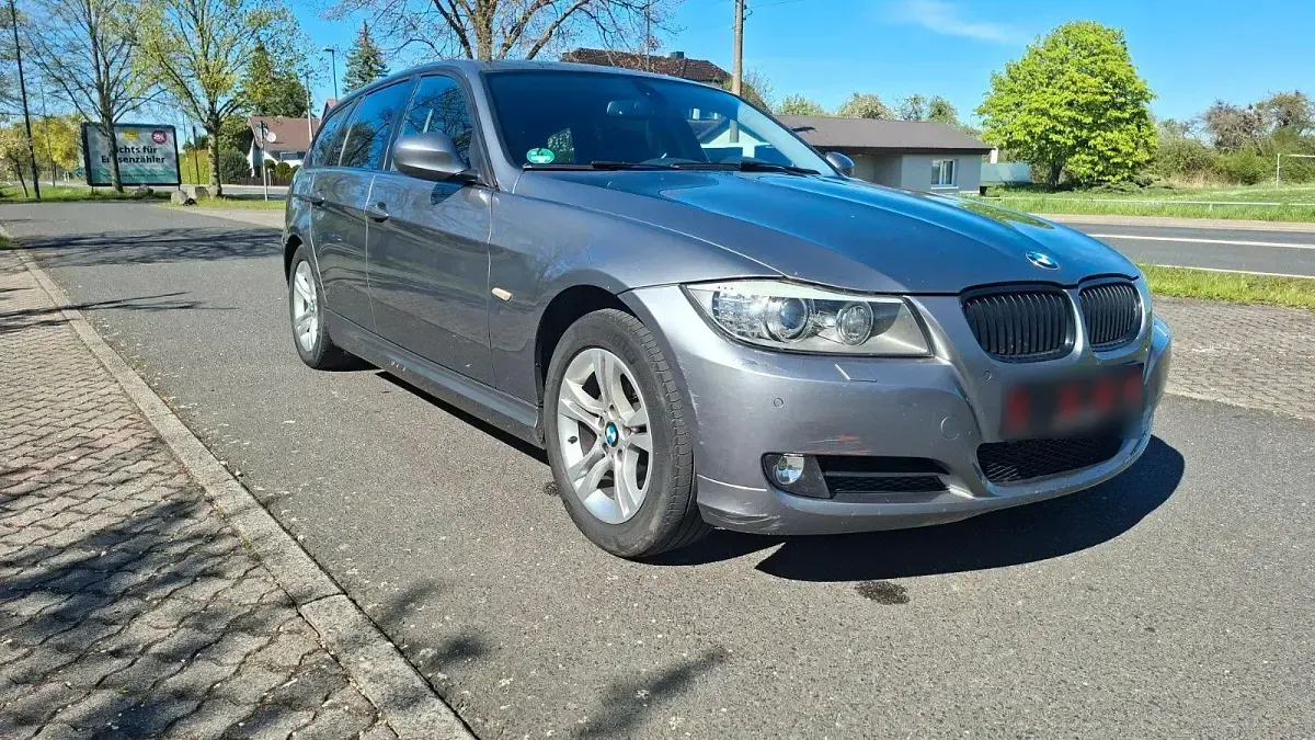 Gebraucht BMW 318 143 PS (105 kW) 2011 Grau Kombi