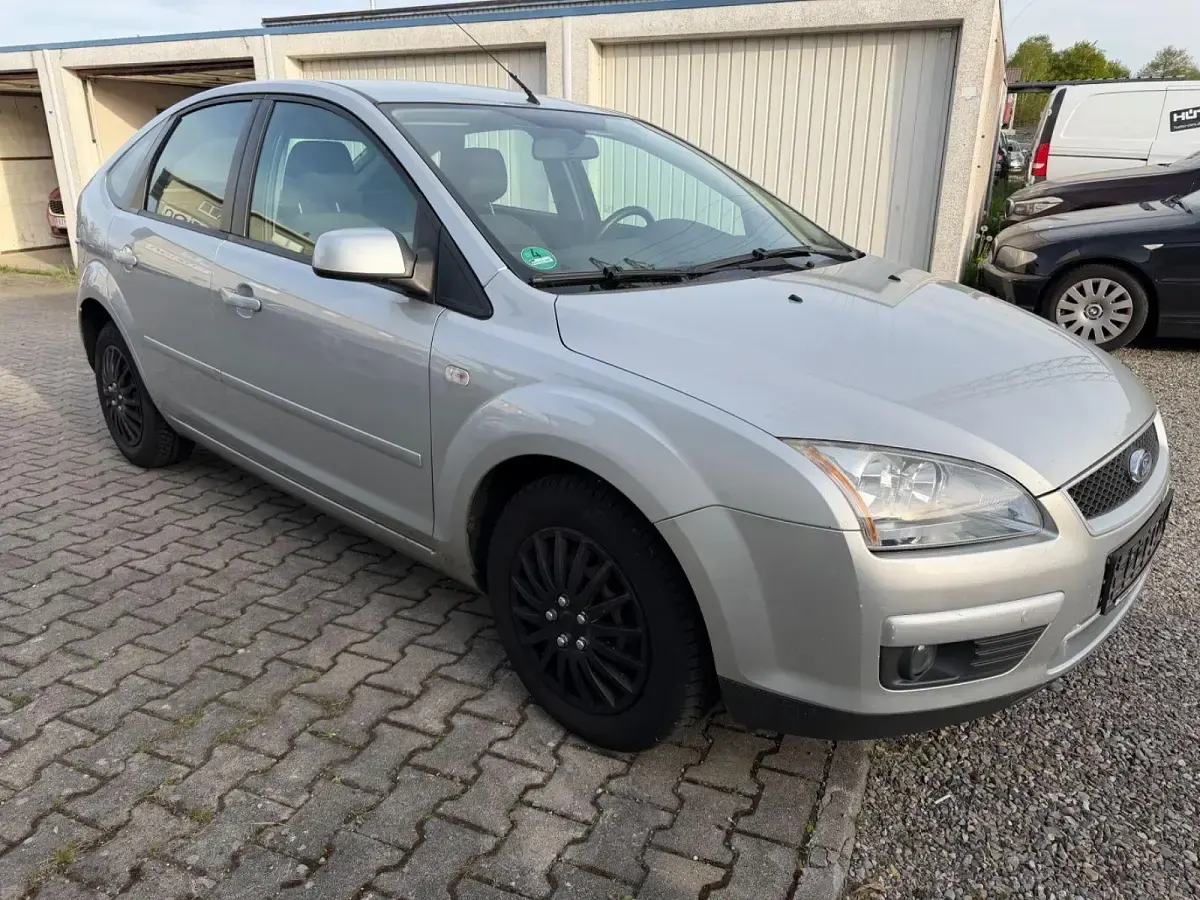 Usado Ford Focus Style 90 CV (66 kW) 2007 Plateado Berlina
