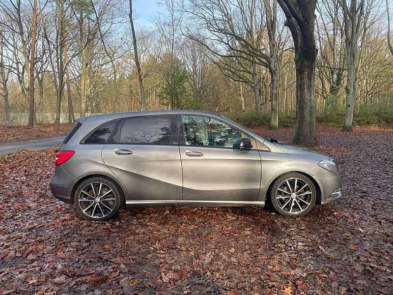 Grau Gebraucht 2015 Mercedes B200 Van / Kleinbus | 14.970 € (Fairer Preis) - Bild 1/4