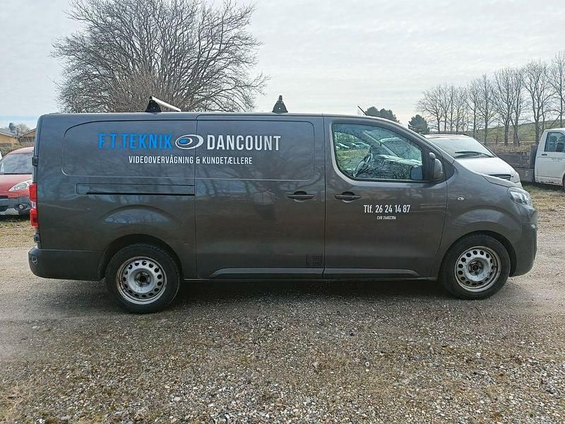 Käytetty Citroën Jumpy Business Class 179 HP (131 kW) 2017 Harmaa Tila-auto