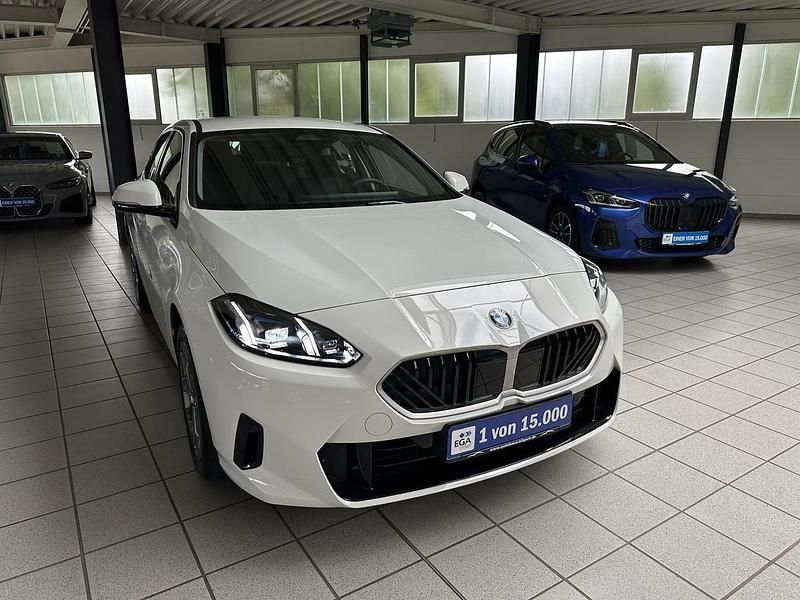 Weiß Gebraucht 2024 BMW 120 Shadowline Kleinwagen | 31.360 € (Guter Preis) - Bild 1/4