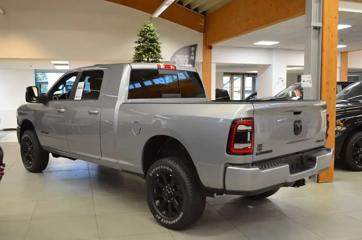 Neu Dodge Ram 416 PS (305 kW) 2025 Billet silver Pickup