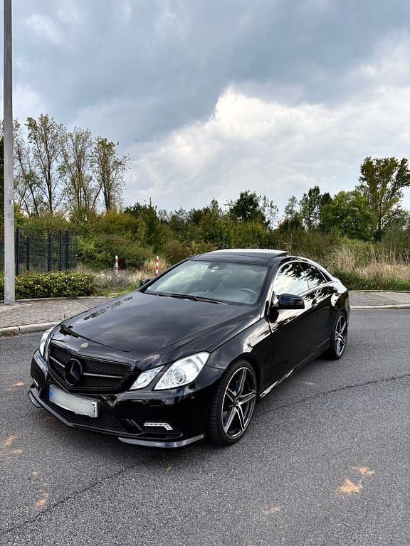 Schwarz Gebraucht 2010 Mercedes E250 AMG line Coupé | 14.999 € (Etwas zu teuer) - Bild 1/4