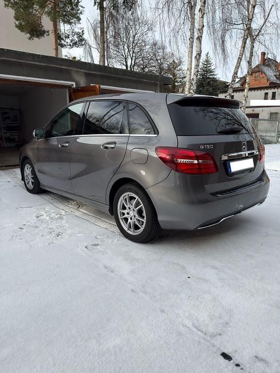 Grau Gebraucht 2015 Mercedes B180 Van / Kleinbus | 10.900 € (Superpreis) - Bild 1/4