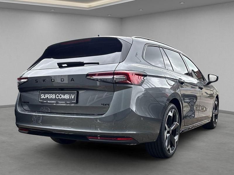 Neu Skoda Superb SportLine 265 PS (194 kW) 2025 Grau Kombi