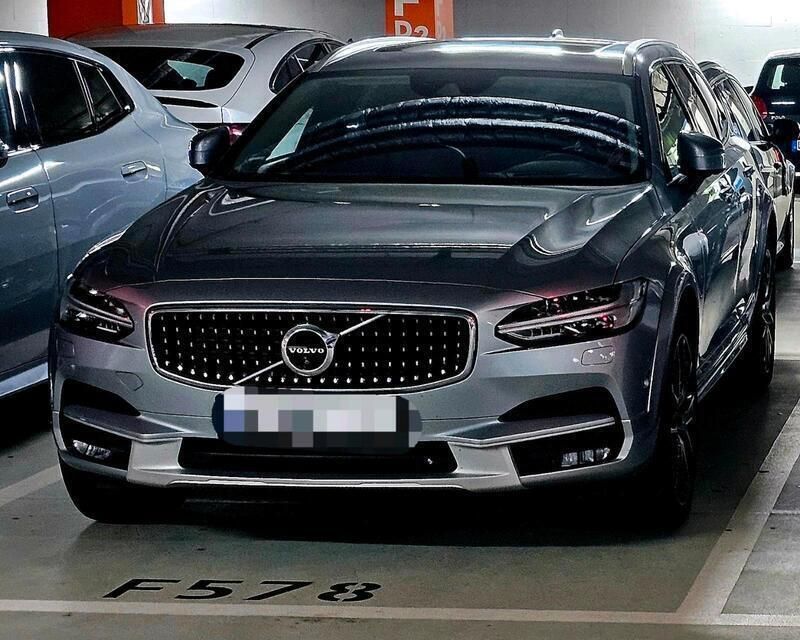 Silber Gebraucht 2017 Volvo V90 CC Kombi | 35.999 € (Teuer) - Bild 1/4