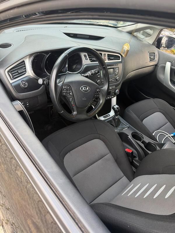 Gebraucht Kia Ceed 99 PS (72 kW) 2015 Schwarz Kleinwagen