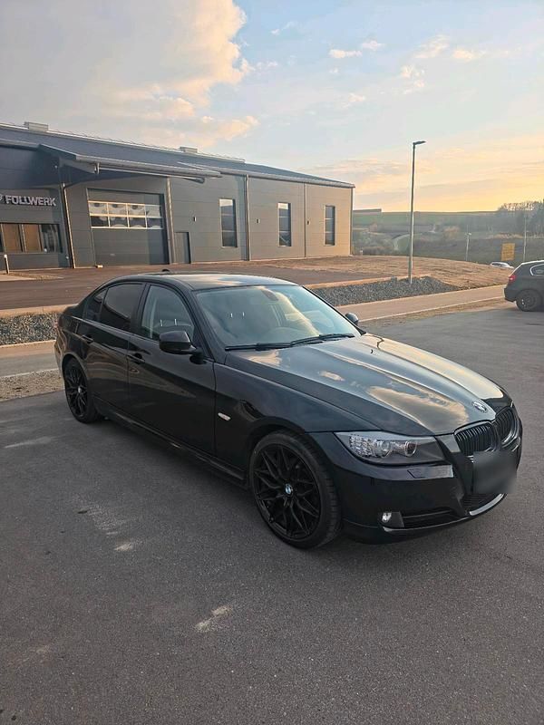 Gebraucht BMW 318 143 PS (105 kW) 2010 Schwarz Limousine
