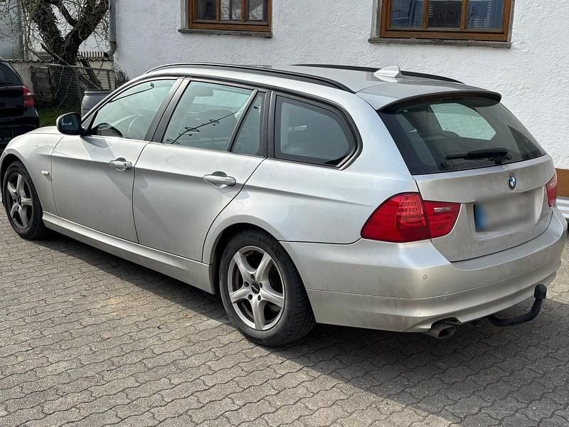 Gebraucht BMW 318 143 PS (105 kW) 2012 Silber Kombi