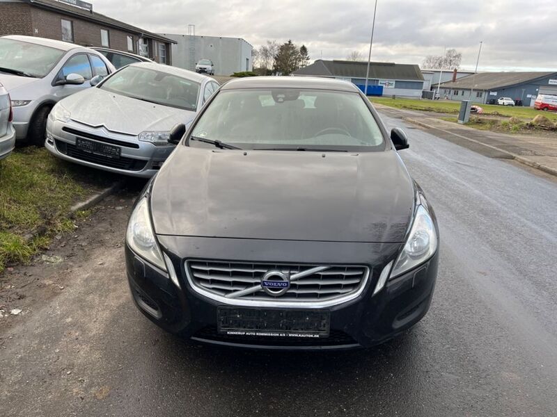 Schwarz Gebraucht 2011 Volvo V60 Momentum Kombi | 3.800 € (Superpreis) - Bild 1/4