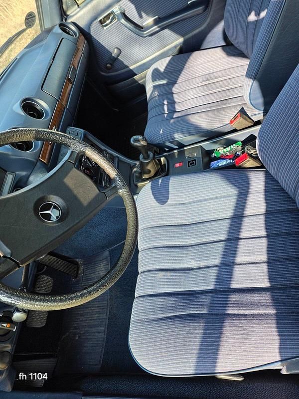 Gebraucht Mercedes E230 136 PS (100 kW) 1984 Blau Limousine