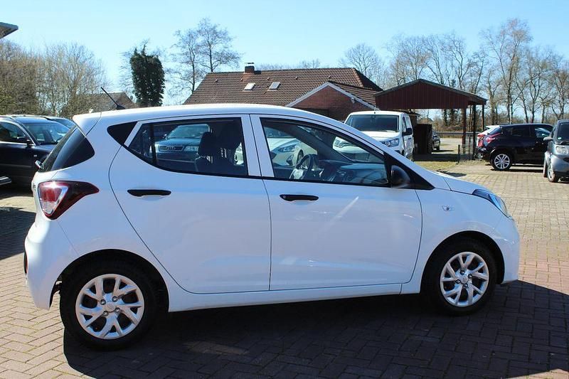 Gebraucht Hyundai i10 Basis 67 PS (49 kW) 2017 Weiß Kleinwagen