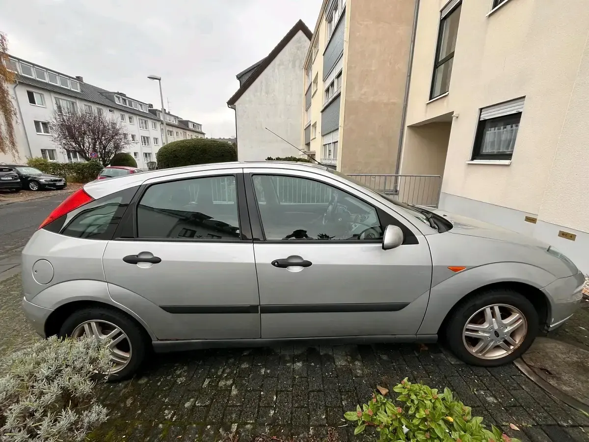 Gebraucht Ford Focus 75 PS (55 kW) 2001 Silber Limousine