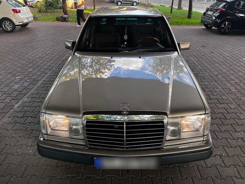 Gold Gebraucht 1989 Mercedes E260 Limousine | 5.000 € - Bild 1/4