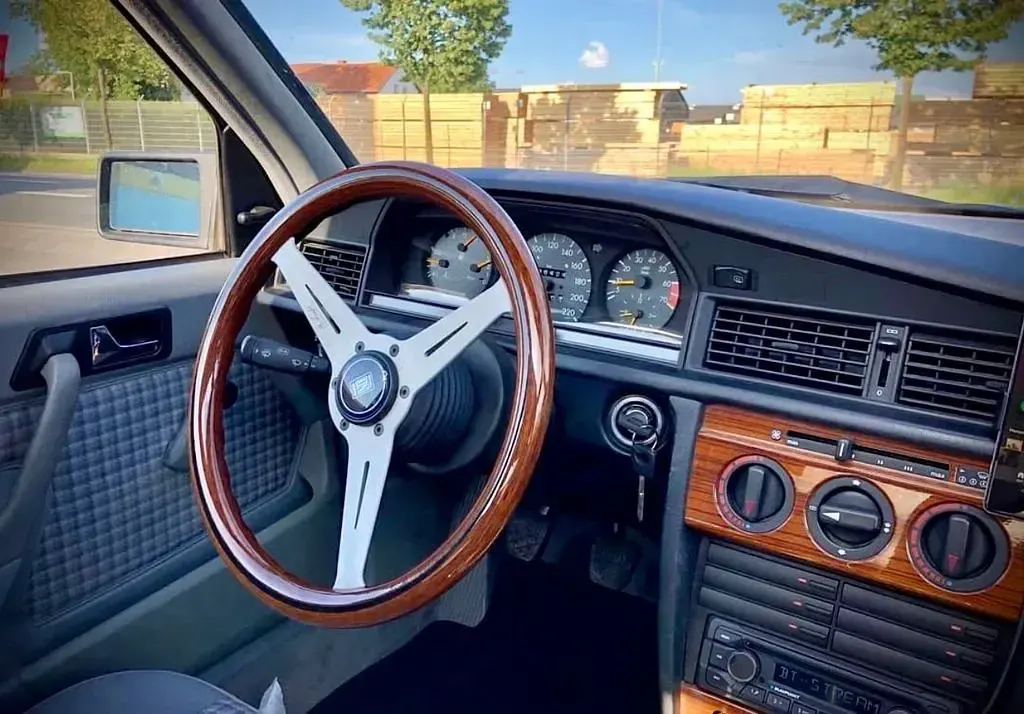 Gebraucht Mercedes 190 109 PS (80 kW) 1992 Blau Limousine