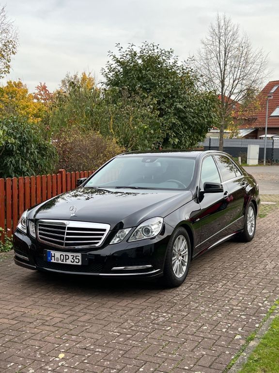 Schwarz Gebraucht 2011 Mercedes E350 Elegance Limousine | 13.999 € (Etwas zu teuer) - Bild 1/4