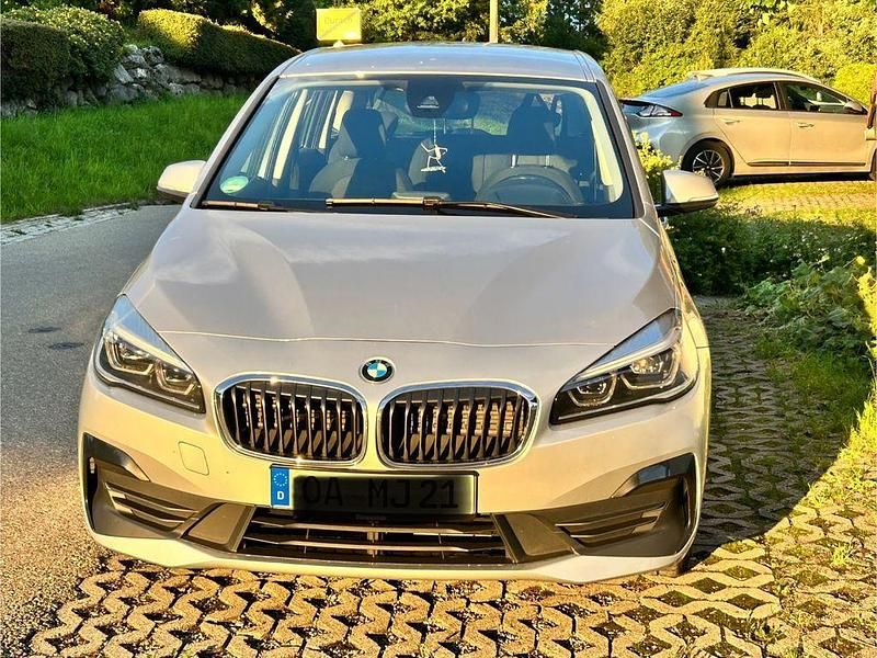 Silber Gebraucht 2018 BMW 216 Gran Tourer Van / Kleinbus | 12.450 € (Fairer Preis) - Bild 1/4