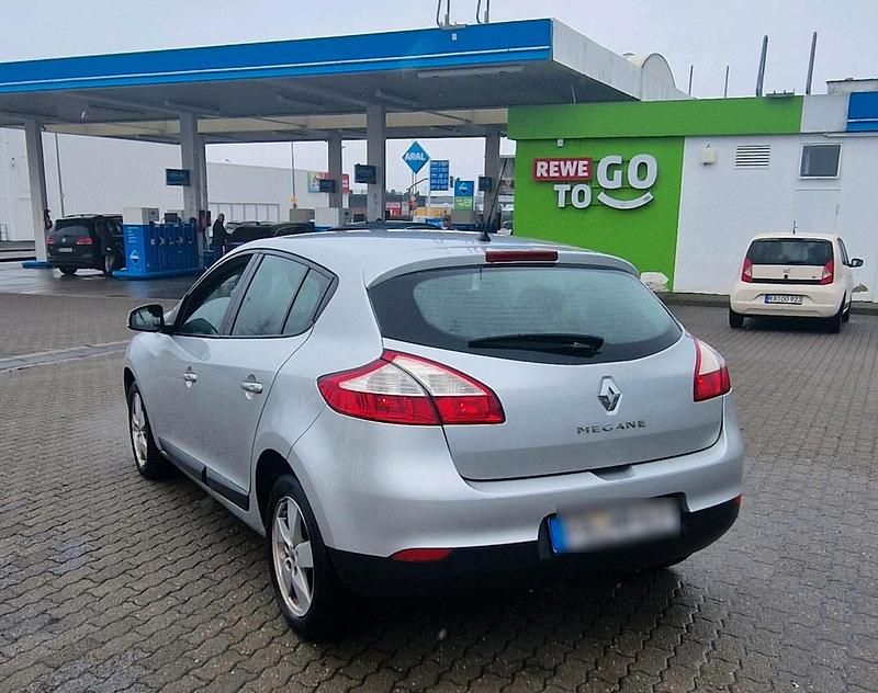 Gebraucht Renault Mégane 110 PS (80 kW) 2011 Silber Limousine