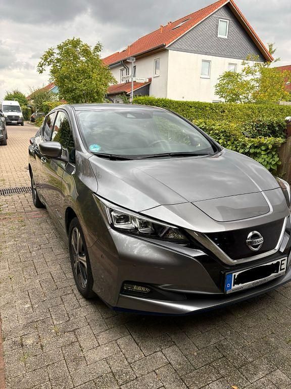 Grau Gebraucht 2020 Nissan Leaf Tekna Kleinwagen | 19.500 € (Fairer Preis) - Bild 1/4