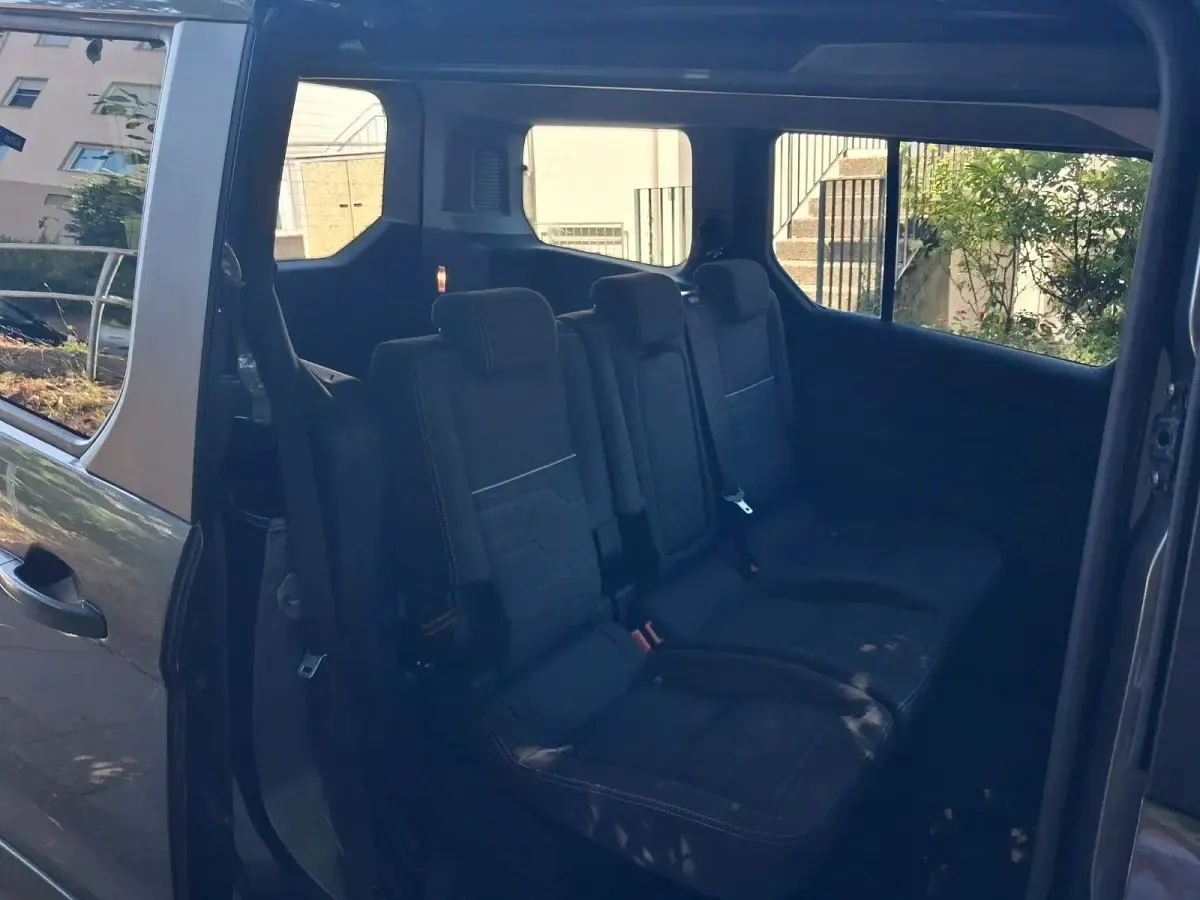 Gebraucht Ford Tourneo Connect Titanium 101 PS (74 kW) 2018 Grau Van / Kleinbus