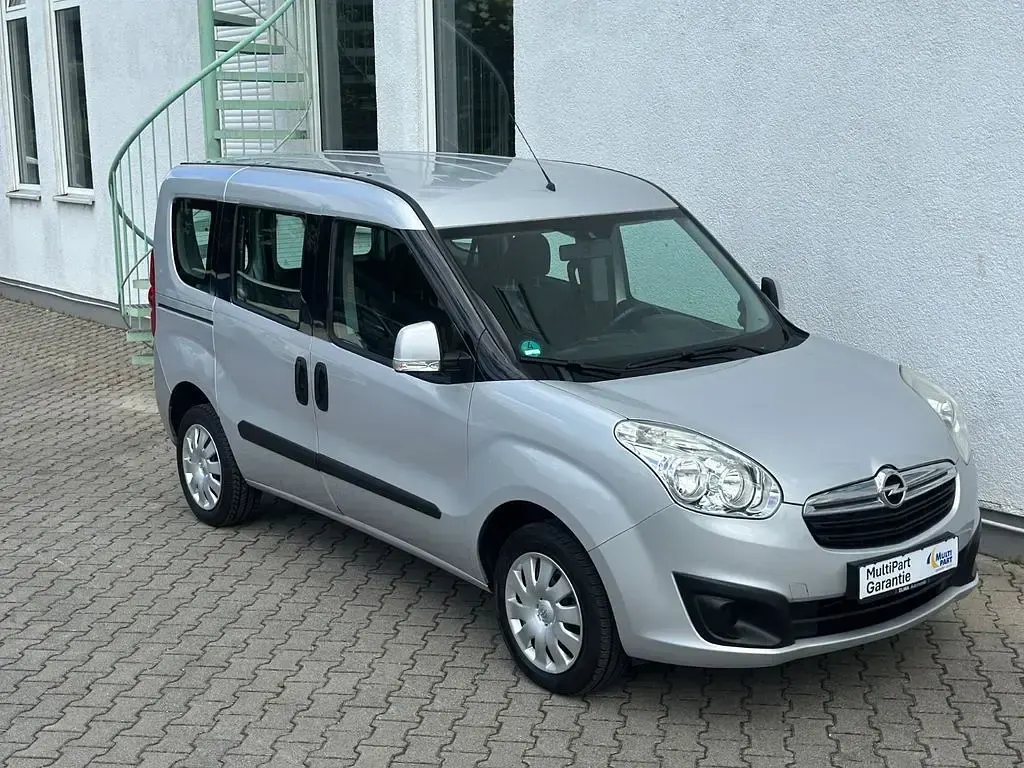 Gebraucht Opel Combo Edition 95 PS (69 kW) 2013 Silber Van / Kleinbus